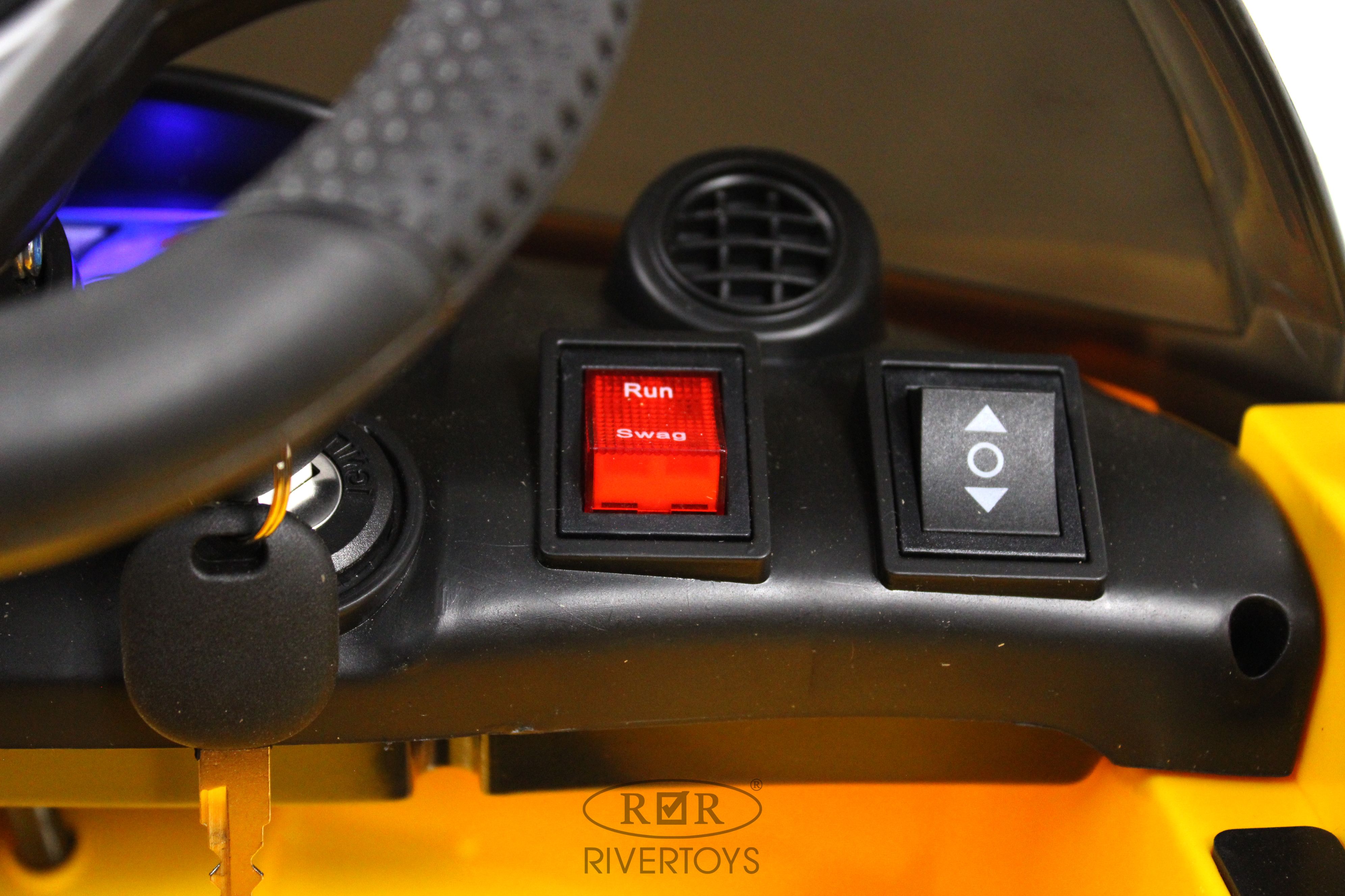 Купить Детский электромобиль RIVERTOYS Mercedes-Benz AMG GT X777XX